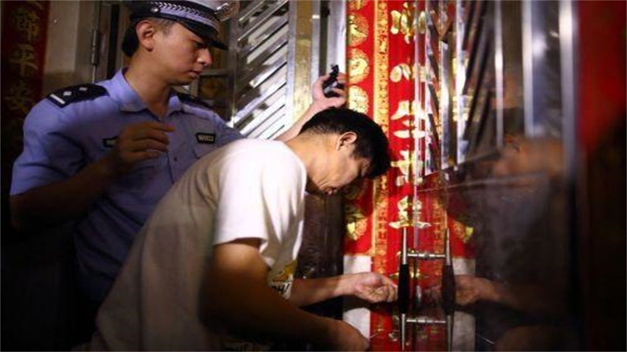 望谟李文锁城开锁公司请开锁师傅开了锁后，师傅为什么一般都不进门，就算主人请也不进去？